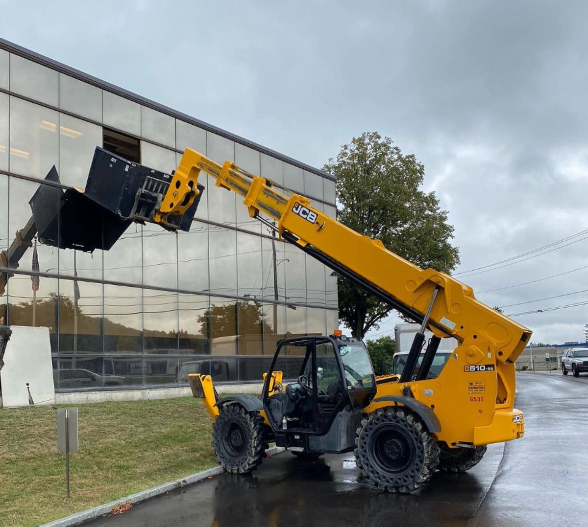 JCBna's tweet photo. Office demos gets a little easier with the easy-to-operate 510-56 telescopic handler. 💪
📷: contentosny
#JCBTelehandler #Construction #MaterialHandling https://t.co/7QbPGbtQzM