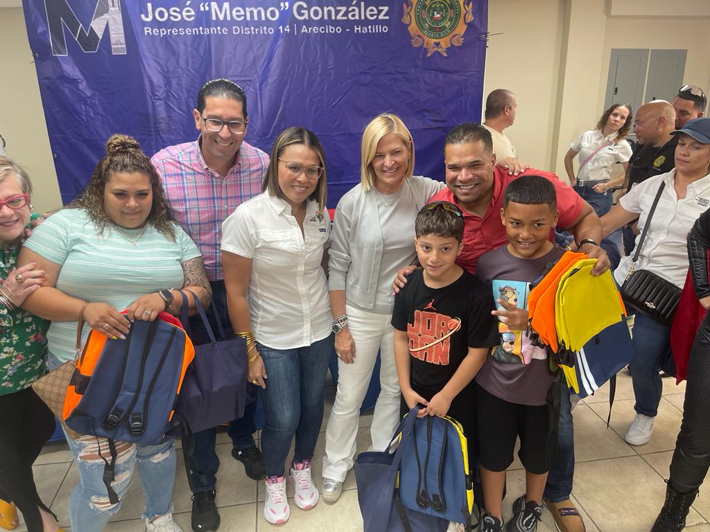 rodrzaguilo13's tweet photo. Arecibo| Con mi compañero @RepMemoGonzalez, @PierluisiCary y la directora de #ODSEC, entregando efectos escolares a nuestros niños, niñas y jóvenes de la Villa del Capitán Correa. https://t.co/Rj1tnoC7H8