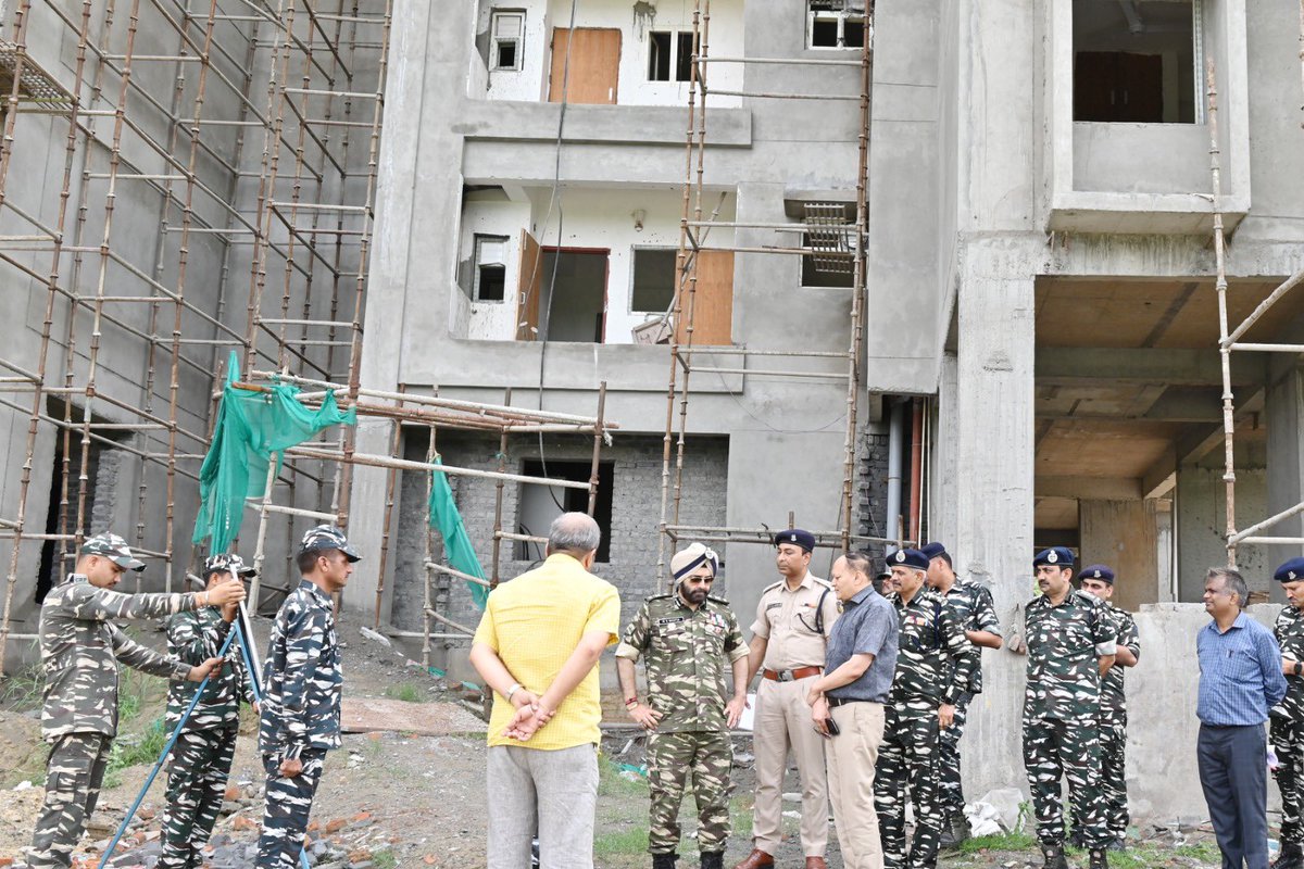 IG NS CRPF @MSBhatiaIPS visited HQRs of Bawana based BNs and took note of constructions and developmental initiatives along with briefing on operational roles of all 06 Units. During the visit he shared his insights categorically for challenges faced by each unit @crpfindia