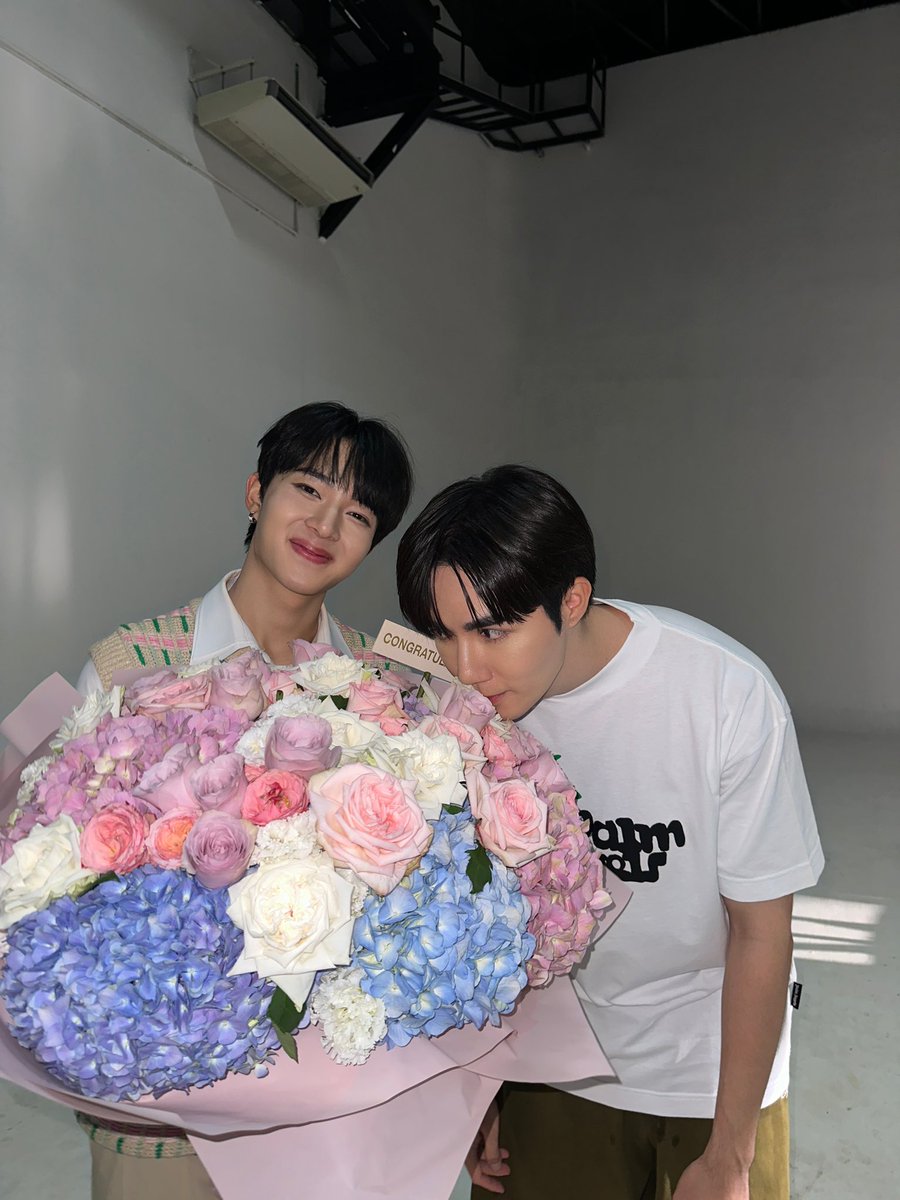 zee_pruk's tweet image. จะเป็นกำลังใจให้หนูหายเหนื่อย มีแต่คำว่าภูมิใจ ดีใจ ตื้นตัน จะซับพอร์ตในทุกๆการเดินทางของหนูเลยนะ @CwrNew ฝากทุกคนแชร์เพลงหมอนอิงของนุให้ดังทั่วจักรวาลเลยนะ Anything NuNew 
#หมอนอิง1stSingleByNuNew