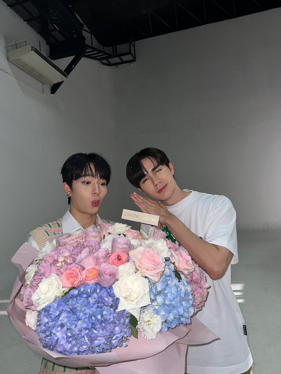 zee_pruk's tweet image. จะเป็นกำลังใจให้หนูหายเหนื่อย มีแต่คำว่าภูมิใจ ดีใจ ตื้นตัน จะซับพอร์ตในทุกๆการเดินทางของหนูเลยนะ @CwrNew ฝากทุกคนแชร์เพลงหมอนอิงของนุให้ดังทั่วจักรวาลเลยนะ Anything NuNew 
#หมอนอิง1stSingleByNuNew