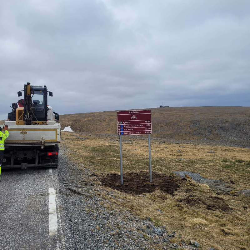 ecfeurovelo's tweet photo. 📣New #EuroVelo signs!🥳

These are not the most scenic pics📸

But you will be happy to know that new EuroVelo signs were installed last week near the North Cape 🇳🇴 by our National EuroVelo Coordinator @Presserom at the starting point of #EuroVelo1 #EuroVelo7 and #EuroVelo11🪧➡️