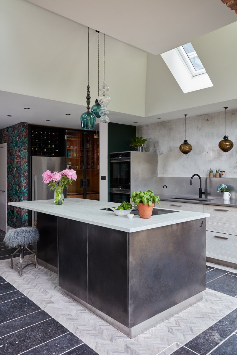 solakitchens's tweet photo. Mixing the best of the old & the new this modern kitchen with vintage touches is a feast for the eyes! From the retro-inspired island to the charming antique pendant light every element in this oasis exudes timeless elegance #bespokekitchen #scandikitchen https://t.co/WdANLtYfpc https://t.co/nVnjYB2x9Y