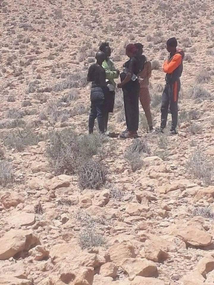 karbai's tweet photo. Abbandonati sulla frontiera Libica, sotto il sole di 40° tanti #migranti, senza soldi e cellulari. Bambini abbandonati e nuclei famigliari dispersi. È assurdo tutto ciò ch sta accadendo e nessuna reazione dello stato in 🇹🇳, silenzio mondiale. Omertà internazionale. Sono indignato https://t.co/4G89OIQjye
