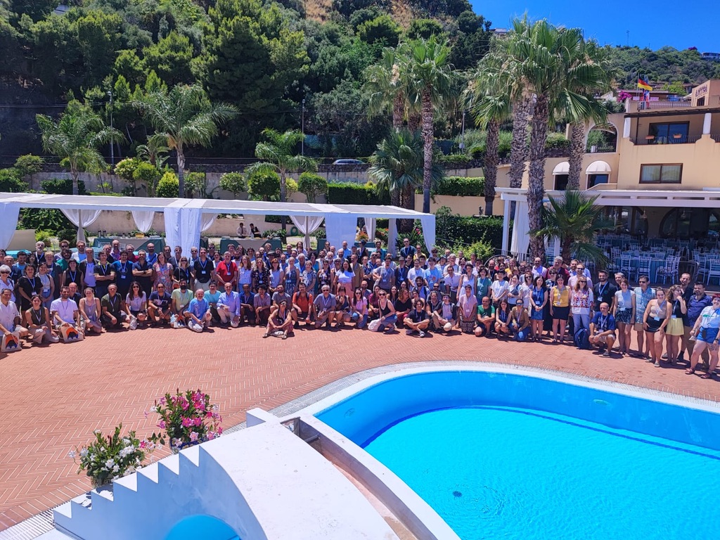 Participants of the #IslandBiology2023 enduring the heat for an after-lunch group picture. The pool sure looks tempting... 😅