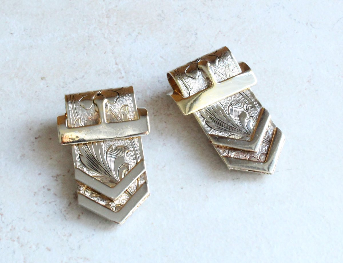 deniboardman's tweet photo. Buckle Fur Clips Pat 1852188 Art Deco Hand Engraved Floral 1930s 1940s Vintage https://t.co/5zL9Bet8F1 #artdeco #buckle #dressclips #furclips #engraved #floral #giftforher #vintage #cutterstone #etsy https://t.co/wh5hpAsrrm