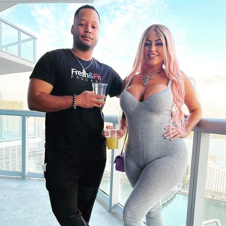 aaroncpogson1's tweet photo. Today’s podcast was a good one with my girl Danii. Always keeping it %100 known this girl since college. We keep it Miami . #miami #brickell #podcast #women #daniibanks #southbeach https://t.co/rpn5qJQXV5