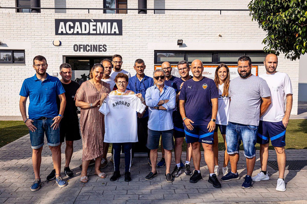 Academia_VCF's tweet photo. 🦇 Gracias por tantos años de profesionalidad dedicados al @valenciacf 

🧡 Nuestra querida 𝗔𝗺𝗽𝗮𝗿𝗼 𝗖𝗼𝗻𝘁𝗿𝗲𝗿𝗮𝘀, responsable de lavandería de la Ciutat Esportiva, se jubila 

#ADNVCF https://t.co/MPxhTYMXBH