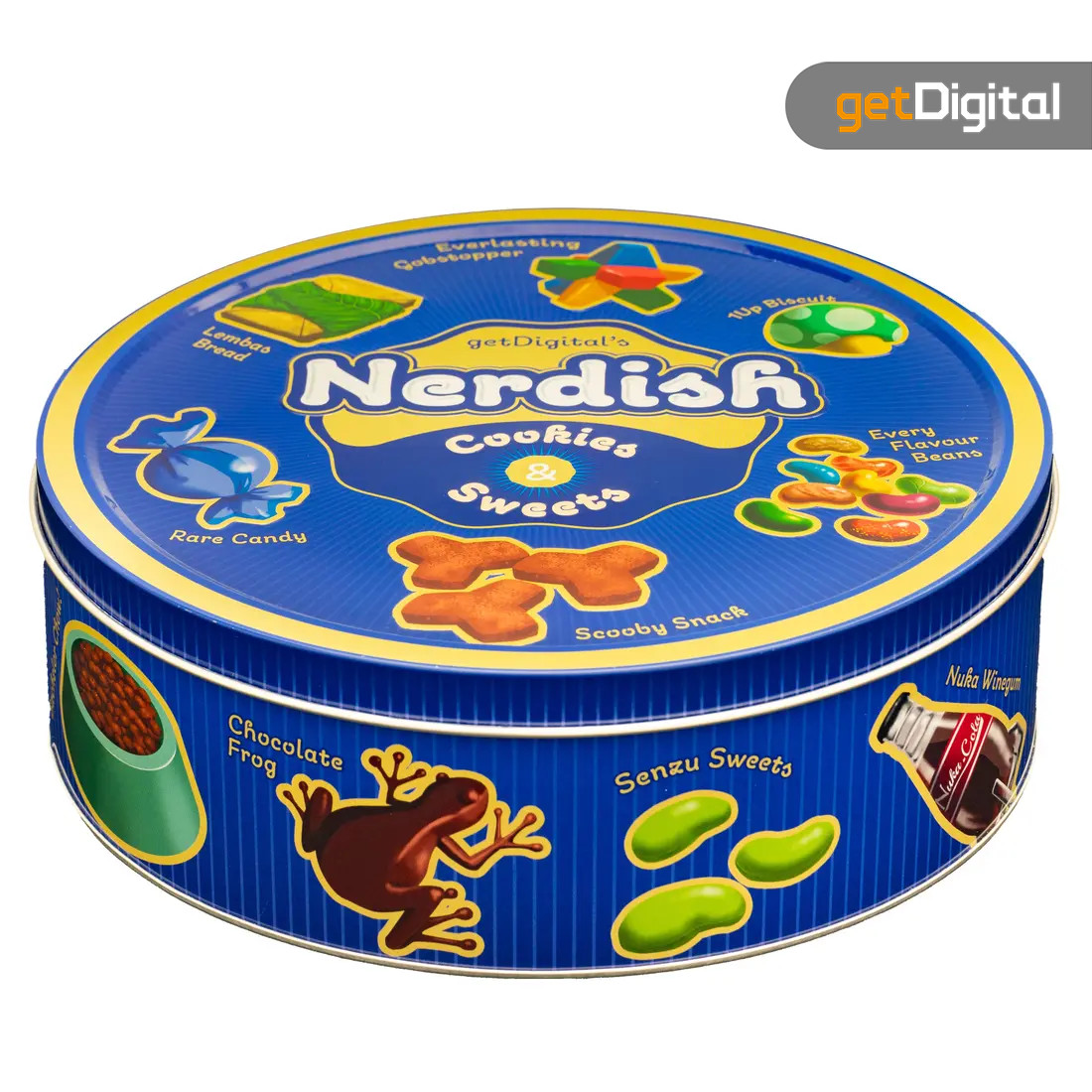 getDigital_de's tweet photo. Ja, diese #Keksdose ist leer. Das hat den Vorteil, dass ihr sie selbst mit euren liebsten Naschereien füllen könnt. Darauf abgebildet sind #nerdige #Süßigkeiten aus unseren liebsten #Filmen, #Serien und #Games. Erkennt ihr alle?
Hier findet ihr die Dose: https://t.co/DPMzws6W5F https://t.co/YnFFUbu6mR