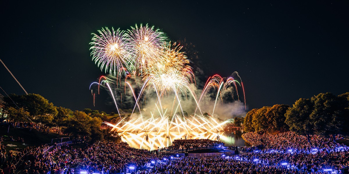 OLYMPIAPARK's tweet photo. Wow! Kategorie 1 für den #Sommernachtstraum2023 ist ausverkauft, aber Karten für Kat. 2 gibt es noch! Also schnell Tickets für den 15. Juli sichern 👉 https://t.co/W1oVwYgYb5 🚀 #atraum #BesteFans 🎉🌙💫 https://t.co/T3mYAq4Eb0