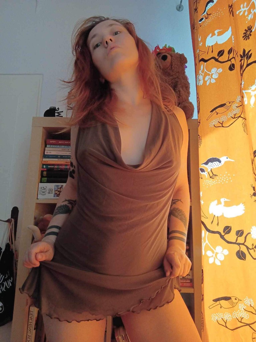 Videos of me walking round Berlin, barefoot and without panties are on our Fansly now 💋 

🔥 fans.ly/KinkyBerlin 🔥