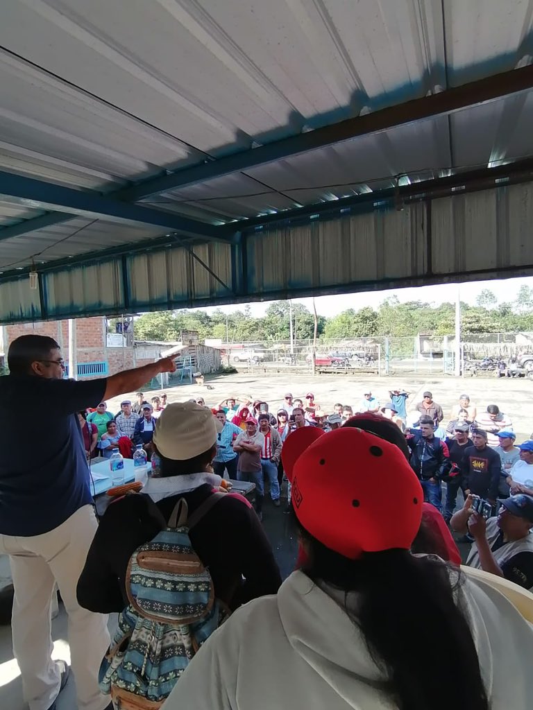 GoberManabi's tweet photo. El gobernador de Manabí, @Hernan0722, se reunió con los productores maiceros en el recinto Los Vergeles, perteneciente a la parroquia El Anegado del cantón Jipijapa, ante la protesta de este gremio por la pérdidas de sus cosechas.

1/2 https://t.co/y3XYhfvWAd