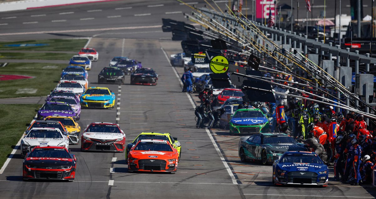 NASCAR's tweet photo. NEWS: Pit-road speeds at @ATLMotorSpdwy have been adjusted.
Under green, Sections 1 and 2, located in Turns 3 and 4, will be 90 mph. Sections 3 through 18 will be 45 mph.
Under yellow, all sections will be 45 mph. https://t.co/I3GiXmt7Qt