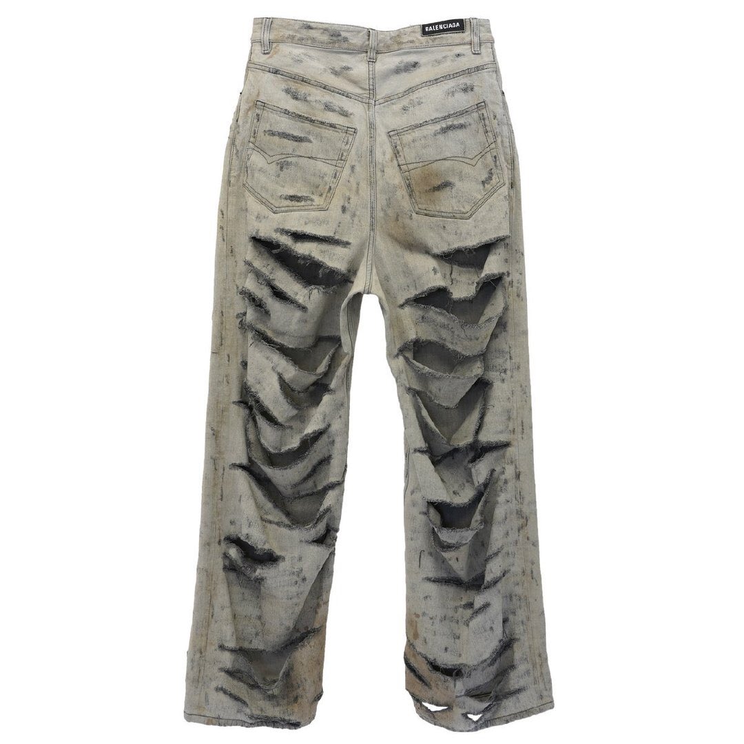 taebokkiii's tweet photo. The pants???? He's totally insane 😭🔥 https://t.co/iomJ5krRjf