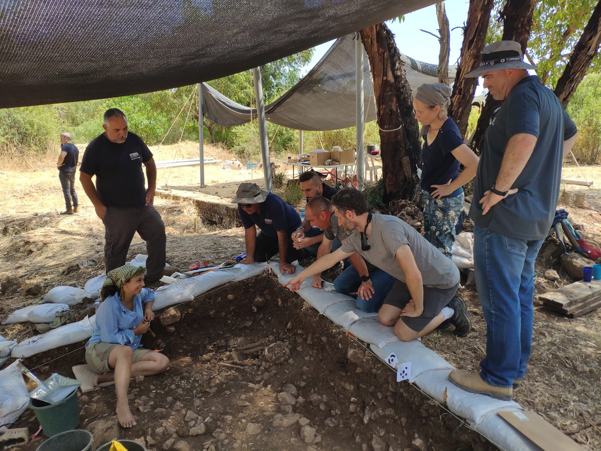 Eynan Mallaha Excavation (@eynanmallaha) on Twitter photo A visit of our neighbours from <a href="/mekorot_il/">Mekorot - מקורות</a> that support our excavation.
<a href="/lweissbr/">Lior Weissbrod</a> & <a href="/FannyBocquentin/">Fanny Bocquentin</a> presenting one of our newly discovered burials☠️💀
⛏️⛏️Eynan-Mallaha excavation⛏️⛏️
#Archaeology #Prehistory #Natufian #Excavation A visit of our neighbours from <a href="/mekorot_il/">Mekorot - מקורות</a> that support our excavation.
<a href="/lweissbr/">Lior Weissbrod</a> & <a href="/FannyBocquentin/">Fanny Bocquentin</a> presenting one of our newly discovered burials☠️💀
⛏️⛏️Eynan-Mallaha excavation⛏️⛏️
#Archaeology #Prehistory #Natufian #Excavation