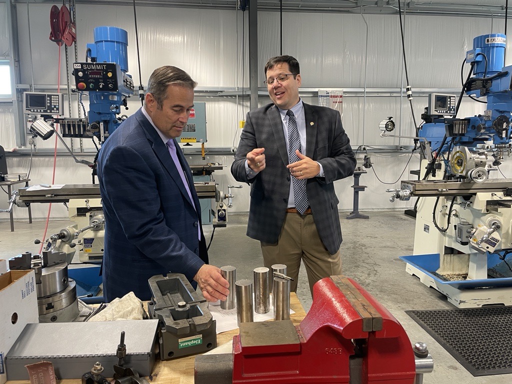 TrevinoTWCLabor's tweet photo. We are on the campus of @GraysonCollege touring the manufacturing labs with Grayson College President Dr. Jeremy McMillen seeing firsthand of learning the skills to enter the high-demand career field of advanced manufacturing. Go Vikings!
#TexasWorkforce #TreviñoAcrossTX https://t.co/y1fiCwFdeq