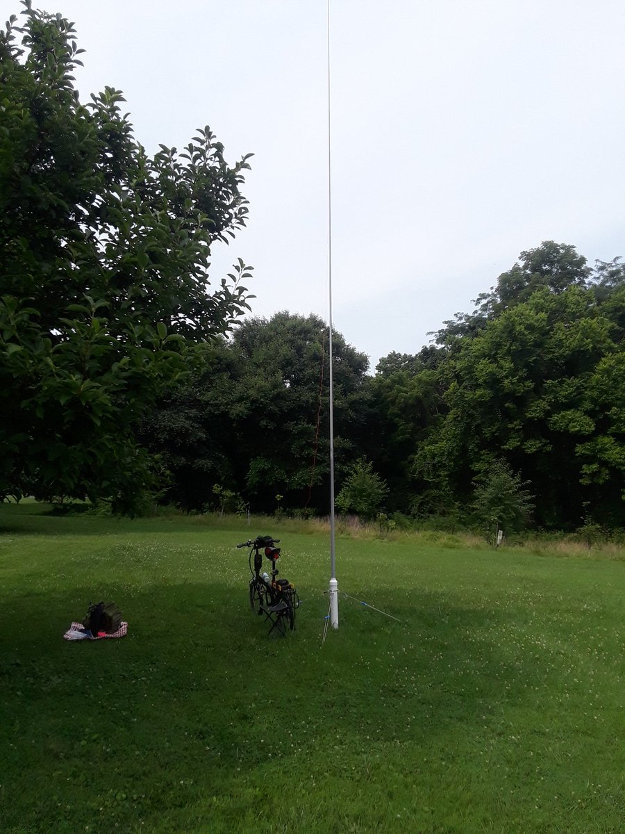 N4JAW's tweet photo. ... vertical configuration for #randomlengthwireantenna up 28' and 32' with #EFHW antenna #endfedantenna #amateurradio #hamradio mast https://t.co/QEtKqAKQot