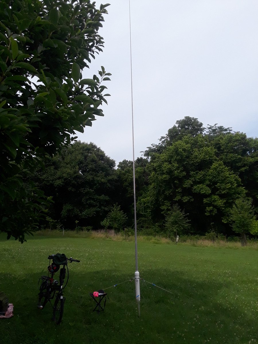 N4JAW's tweet photo. ... vertical configuration for #randomlengthwireantenna up 28' and 32' with #EFHW antenna #endfedantenna #amateurradio #hamradio mast https://t.co/QEtKqAKQot