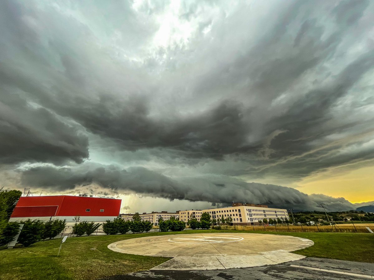 TESaraba's tweet photo. #ekaitz tras pasar por #Gasteiz, la tormenta se va acercando a la #Llanada…
Kontuz ibili. https://t.co/WdXlSifhxH