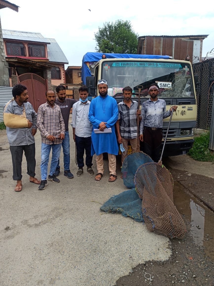 MdSaleemLone's tweet photo. tools! I request the Commissioner SMC @AtharAamirKhan sb kindly provide them with updated equipment, as the old ones are damaged, posing risks to their lives. Let's prioritize their safety and efficiency. @MudasirKAS @SMC_Srinagar @SMC_Sanitation #CommunitySafety
#DogCatching https://t.co/QGd8xlET7X