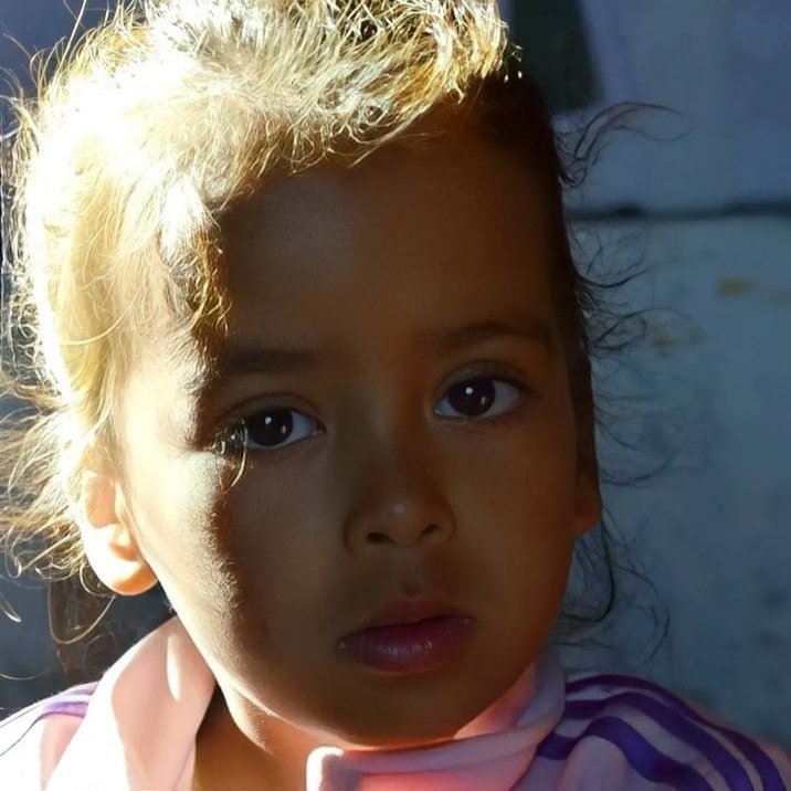 في عينيها الغائرتين حكاية شعب صامد، ثابت،  ينتظر سطوع شمسه في وطن حر عزيز لا يطأه إلا الصحراويون                                                    🇪🇭