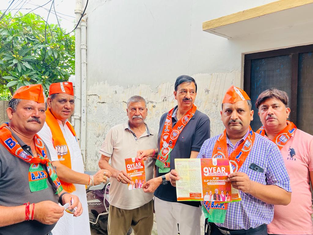 CMGuptaOfficial's tweet photo. #Udhampur door to door campaign and sampark abhiyan with Former MLA #Pawangupta https://t.co/NuRaD1CoTY