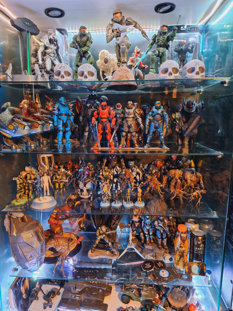 Mangermouse's tweet photo. The #halocollection update!, featuring some #3dprinted items! #halo #haloinfinite #halomcc #halo3 #halospotlight #halocollector https://t.co/XKQazTmLok