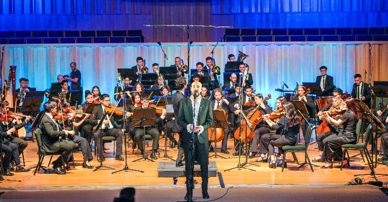 telefe's tweet photo. 🎼 La orquesta académica del teatro Colón junto a @abelpintos en la grabación de "Alta en el Cielo", un álbum con nuestros himnos y canciones patrias, en versiones originales o basadas en partituras originales 🤩

Ya disponible en https://t.co/ca1afy8YAm de manera gratuita 😎