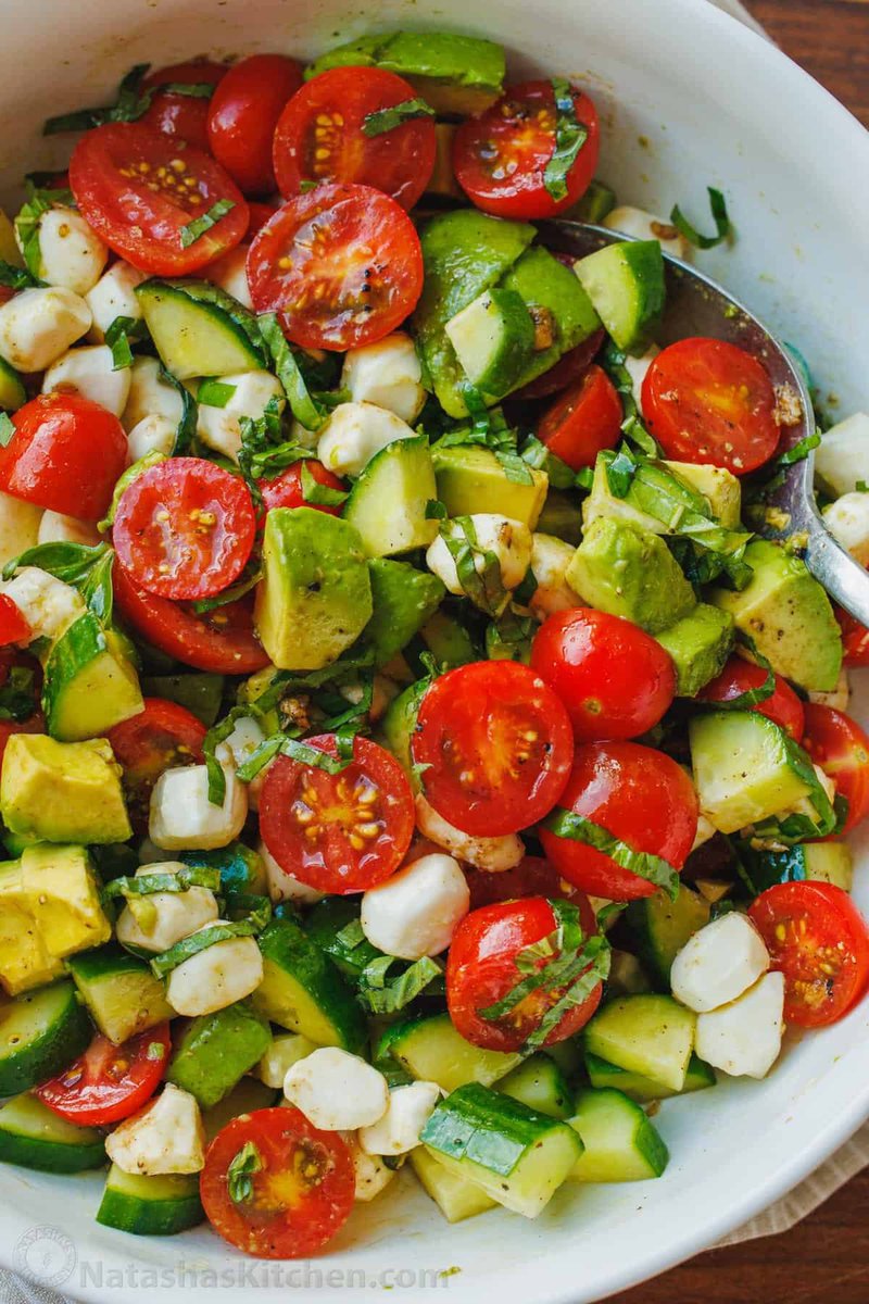 This salad is going viral everywhere 🤩 natashaskitchen.com/tomato-cucumbe…