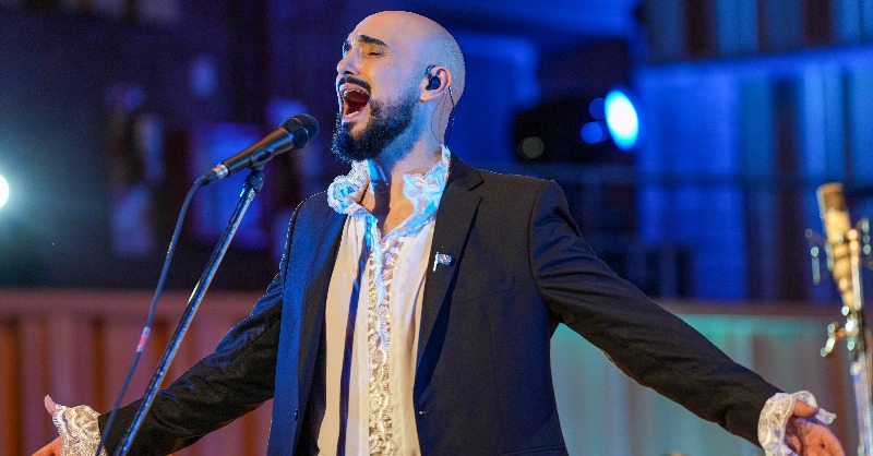 telefe's tweet photo. 🎼 La orquesta académica del teatro Colón junto a @abelpintos en la grabación de "Alta en el Cielo", un álbum con nuestros himnos y canciones patrias, en versiones originales o basadas en partituras originales 🤩

Ya disponible en https://t.co/ca1afy8YAm de manera gratuita 😎