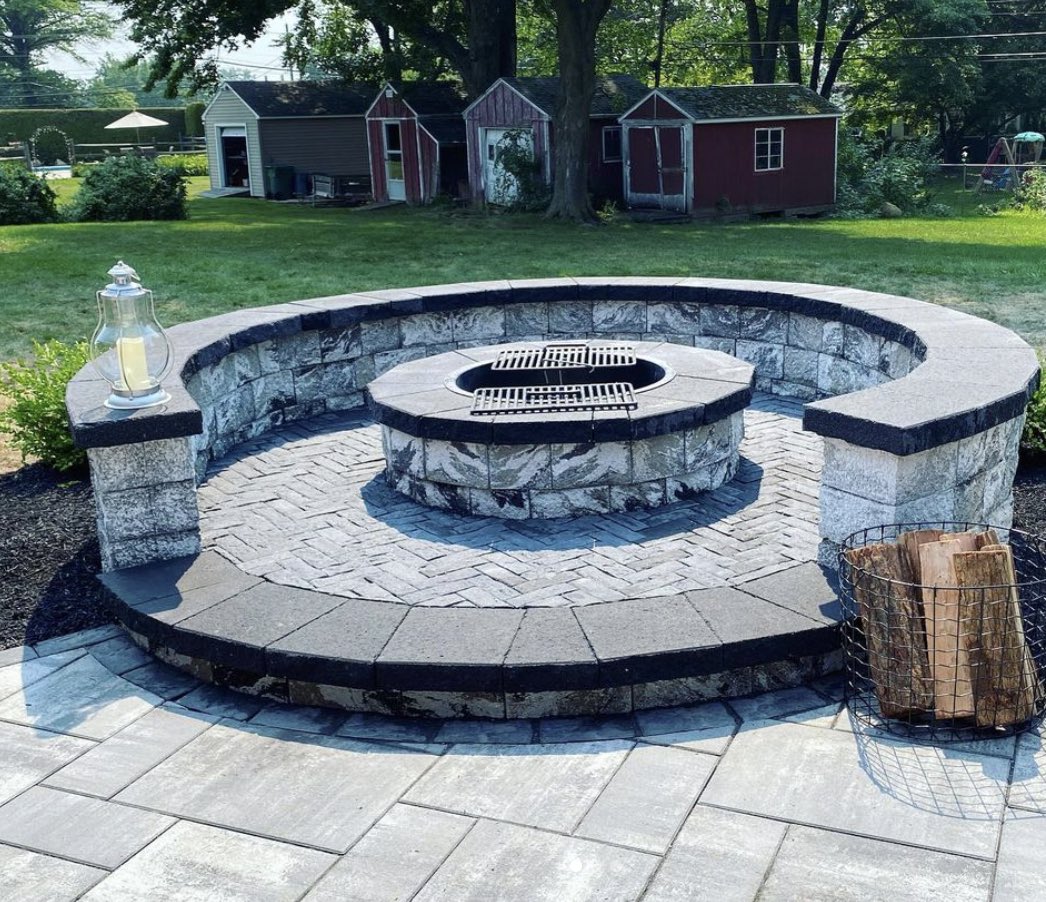 CambridgePavers's tweet image. Ignite unforgettable memories around our mesmerizing new fire pit.  Installation: TNG Hardscaping #cambridgepavers #firepitdesign #landscaping