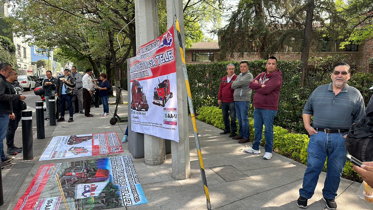 GrupoT21's tweet photo. Ante la falta de soluciones, gestores se manifiestan frente a la #DGAF, por burocracia que enfrentan ante esta dirección para poder efectuar trámites del autotransporte federal. Hacen un llamado por corrupción que enfrentan para acceder a trámites.
#GrupoT21 #ANRA #Trámites https://t.co/ED7FuendaQ