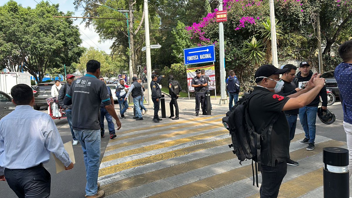 GrupoT21's tweet photo. Ante la falta de soluciones, gestores se manifiestan frente a la #DGAF, por burocracia que enfrentan ante esta dirección para poder efectuar trámites del autotransporte federal. Hacen un llamado por corrupción que enfrentan para acceder a trámites.
#GrupoT21 #ANRA #Trámites https://t.co/ED7FuendaQ
