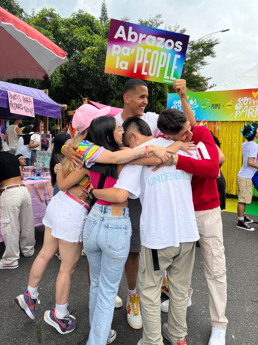 almacenesexito's tweet photo. Un #TBT siempre será lo indicado para recordar esos momentos que marcan nuestra historia. 🌈 El pasado 2 de julio estuvimos por primera vez en la #MarchaPride en #Medellín y nos sentimos felices de poder decir que #SomosParte. ❤️🧡💛💚💙💜 https://t.co/77ja1Esynt