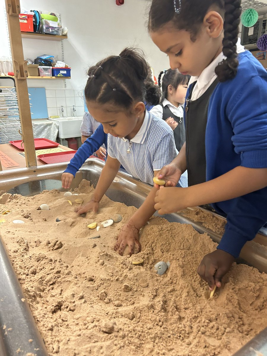 AlderclassEYFS2's tweet photo. Digging for sounds!

Acorn and Alder class worked together to find different letters, and made some CVCC words on the trays 🧩 😊 https://t.co/XRt22CkrgK