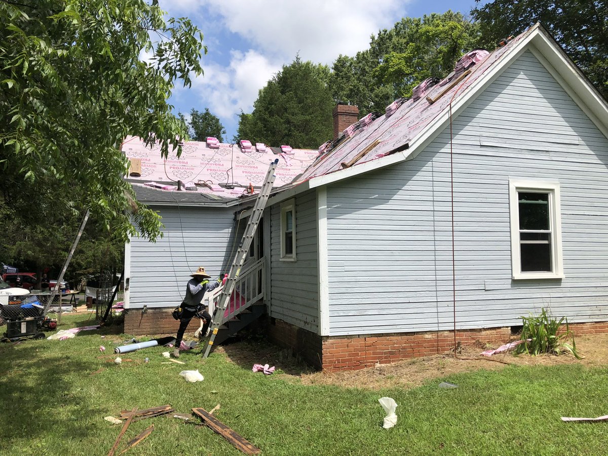 ychabitat's tweet photo. Thank you @OCRoofingLLC and @MerrittRoofingLLC for your partnership in the #RoofDeploymentProject with the Vincent family in York. #veteransbuild https://t.co/su8hbwkJhh