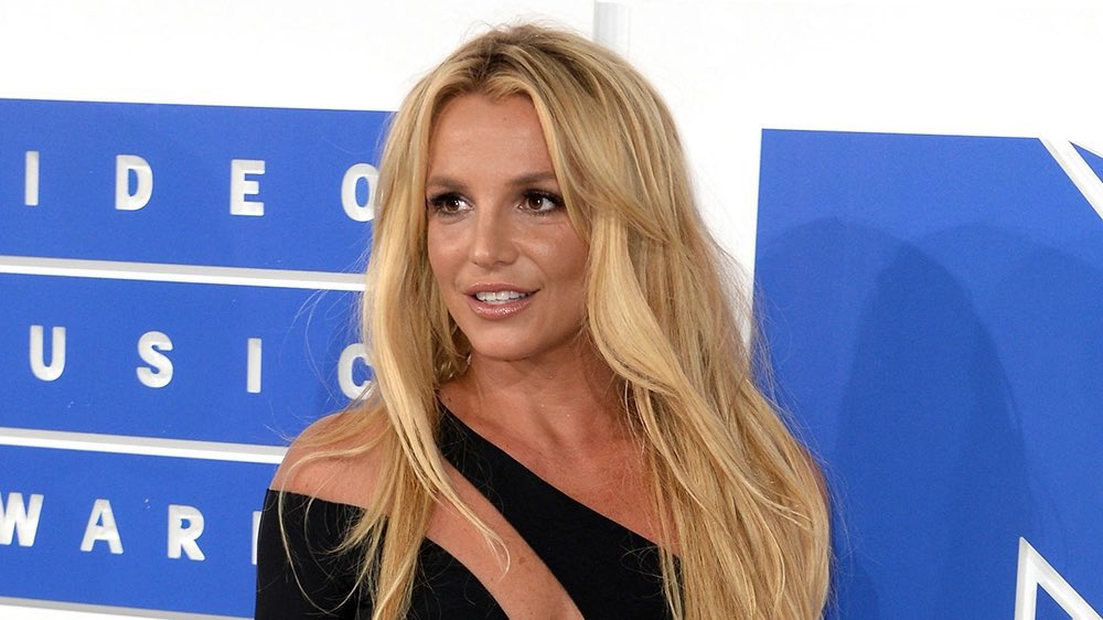Britney Spears aurait été agressée à Vegas par la sécurité de Victor Wembanyama qui l'a frappée au visage après avoir tapoté le joueur de la NBA dans le dos pour une photo.

Elle a déposé plainte auprès de la police.
Cette histoire sonne comme un sabotage 🤔