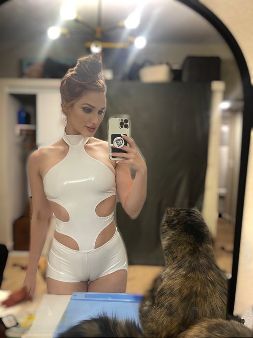 &hellip;What movie am I from?&hellip;🥰 Excuse my mess from my move lol #COSPLAYMODE #Threads https://t.co/WyU1yTRg<a href="/tag/threads"class="tags"><span>#threads</span></a><a href="/tag/cosplaymode"class="tags"><span>#cosplaymode</span></a>