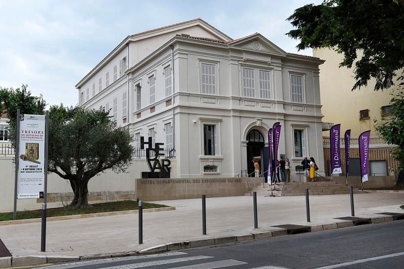 VarTourisme's tweet photo. 📝 Nouvelle expo #culture à #HDEVar de @VilleDraguignan 
👑 "Trésors du royaume de Lotharingie - L'héritage de Charlemagne" 

🤝 @VarTourisme, partenaire incontournable, présent avant ouverture au public
🗓️ À découvrir jusqu'au 8/10  

➕d'infos ici : https://t.co/9dkjV2fuJD https://t.co/ORpgjLEK0T