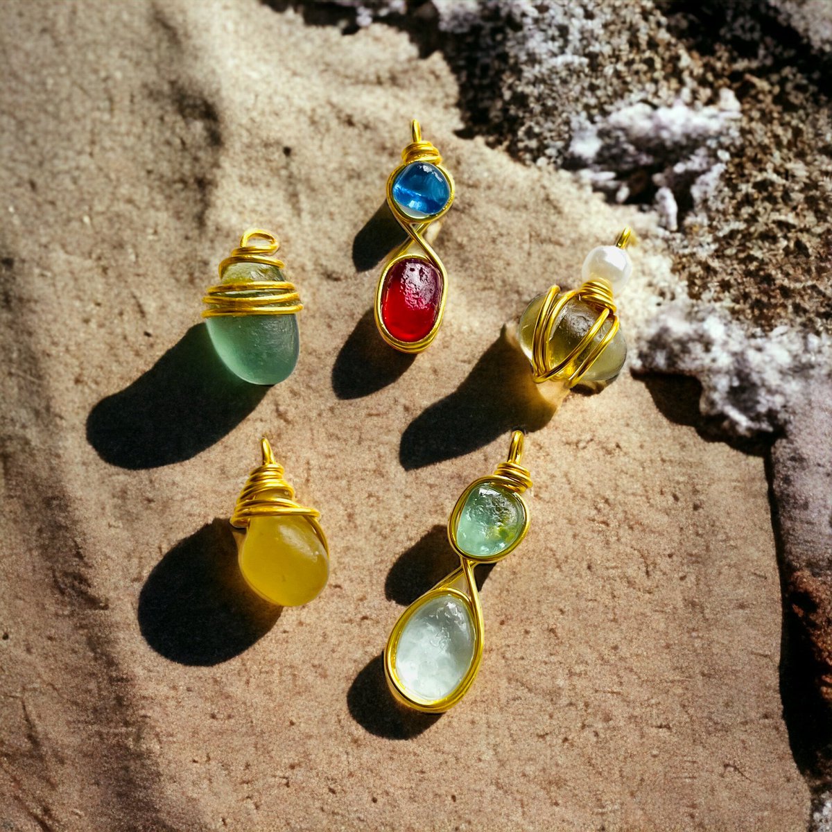 seadreamsuk's tweet photo. New Pendant Designs ☀️ #seaglass #seahamseaglass #seaglasspendants @seadreamsuk #retweet @HandmadeHour https://t.co/gMV6JLZT38