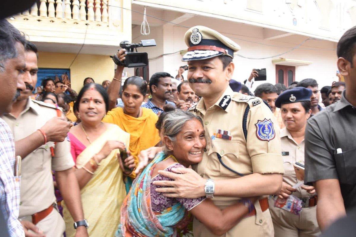 A work not just for the sake of job, but for the lifetime joy. The smiles on these faces tell a different story…hard work with honesty can only get this satisfying reward 
#truelove #jobsatisfaction @RachakondaCop #DS_Chauhan_IPS