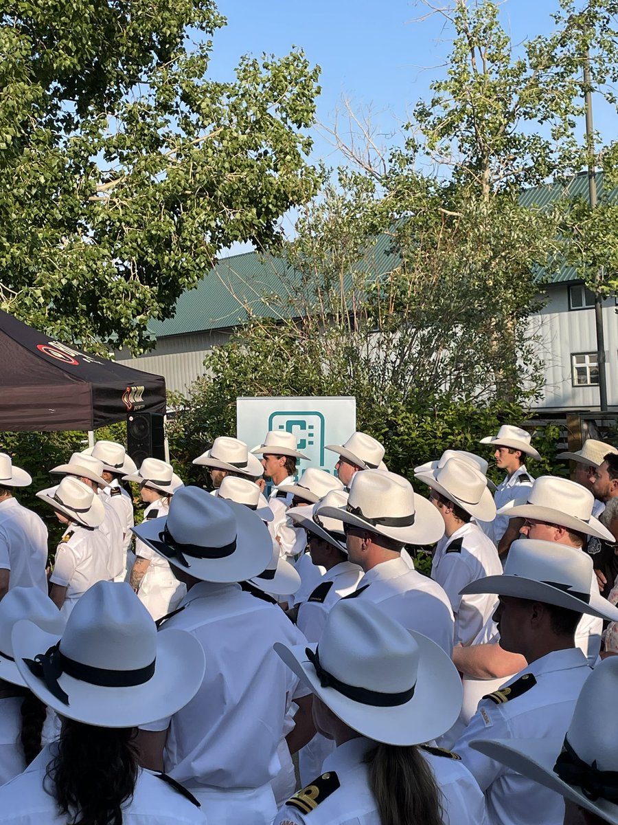 MastersMatt's tweet image. If you look closely, you can see a @CanadaCurbside banner behind the crew from the #HMCSCalgary @RoyalCanNavy fun gig last night.