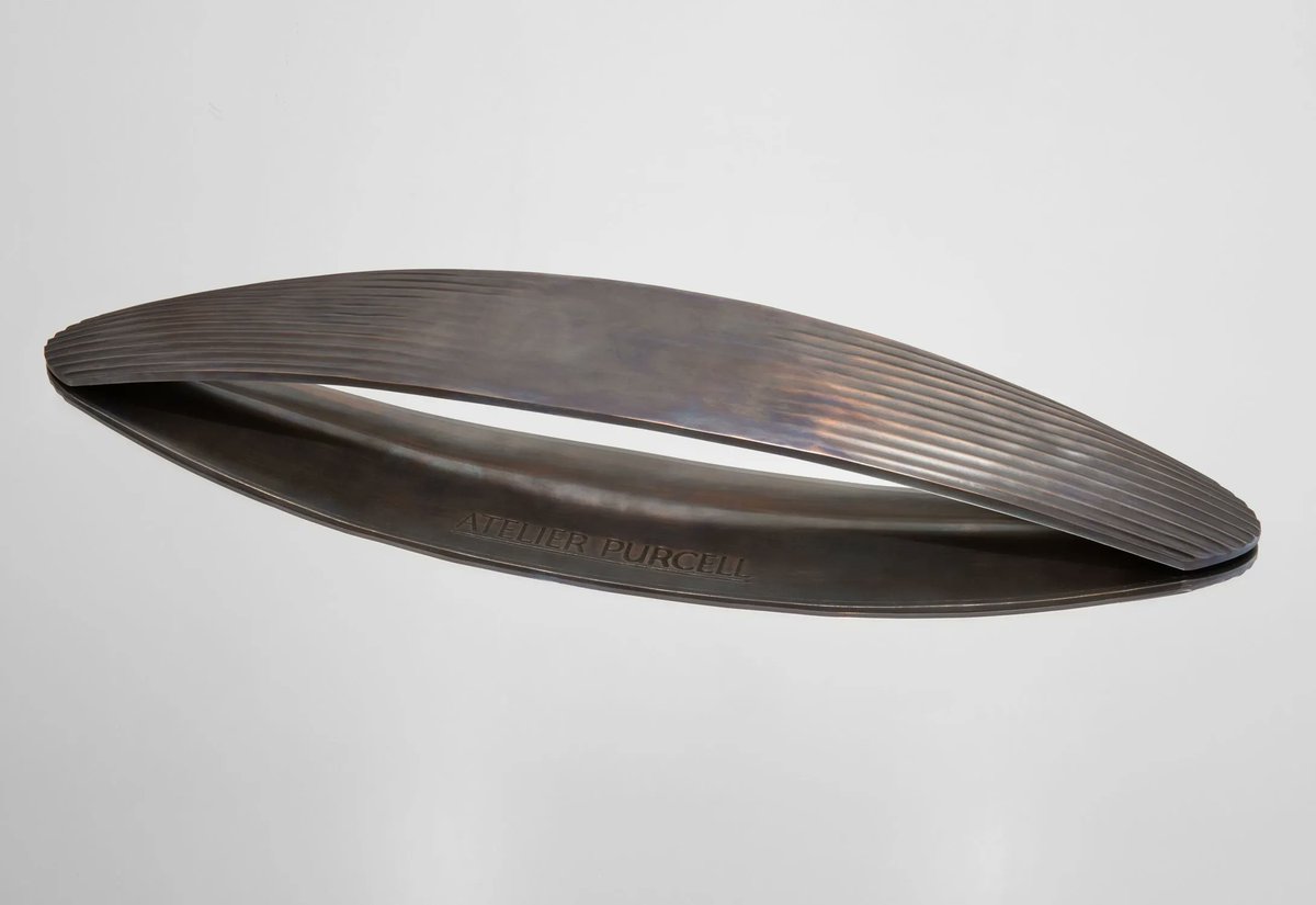 purcell_design's tweet photo. Elevate your entertaining game with the Costae Verae tray. This stunning piece of functional art is created using a fusion of traditional techniques and cutting-edge technology for perfect precision. Available in brushed light bronze or dark bronze. https://t.co/i4avQJ3Quq