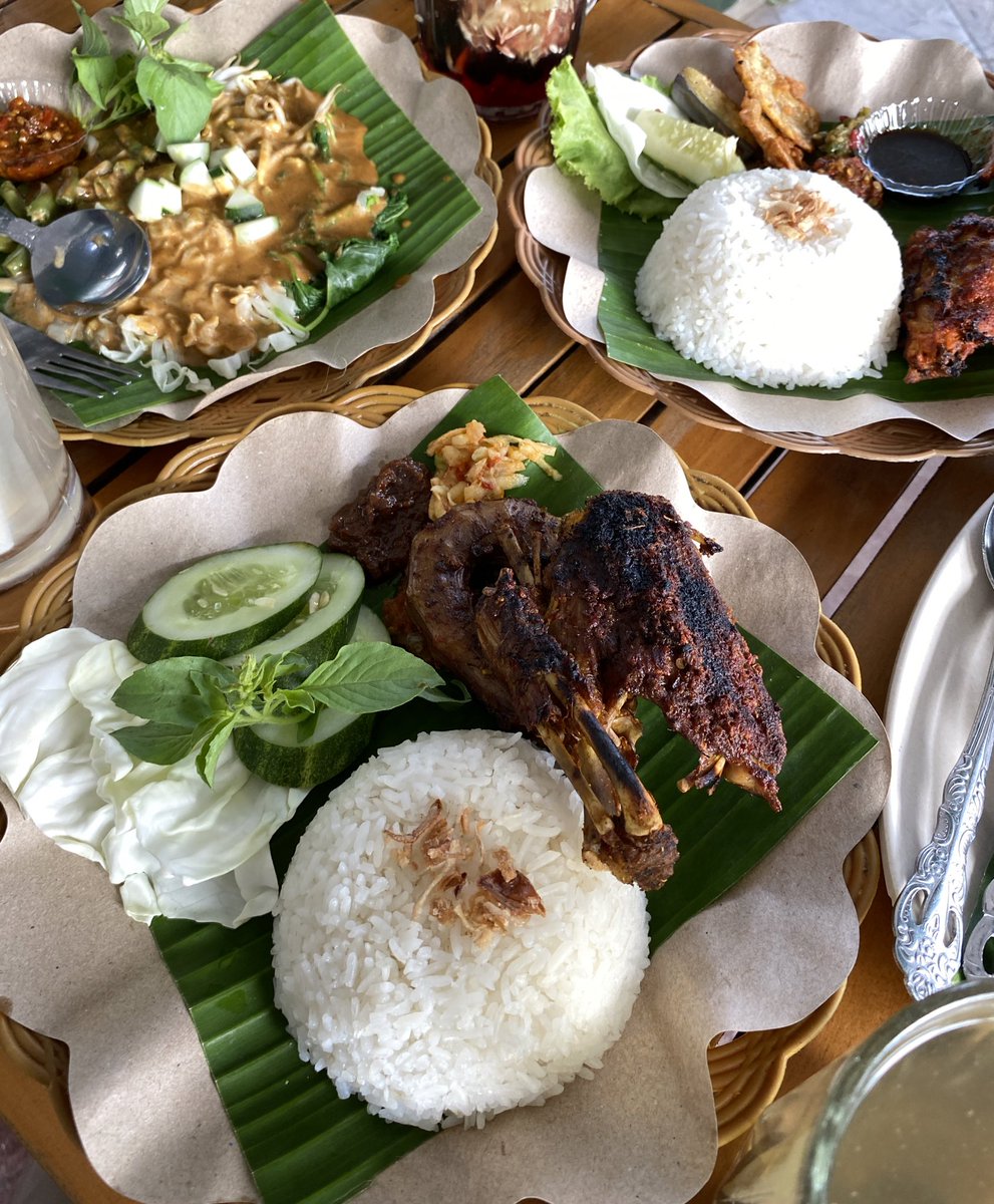 jajananaceh's tweet photo. Rasakan kelezatan masakan khas Jawa Timur tanpa harus jauh-jauh ke sana! Plat P Kitchen menawarkan hidangan yang lezat, seperti Nasi Rawon, Nasi Krawu, Tahu Tek dan beberapa menu lainnya loh jajaners #rekomendasijajananaceh https://t.co/az1CnkTmbG