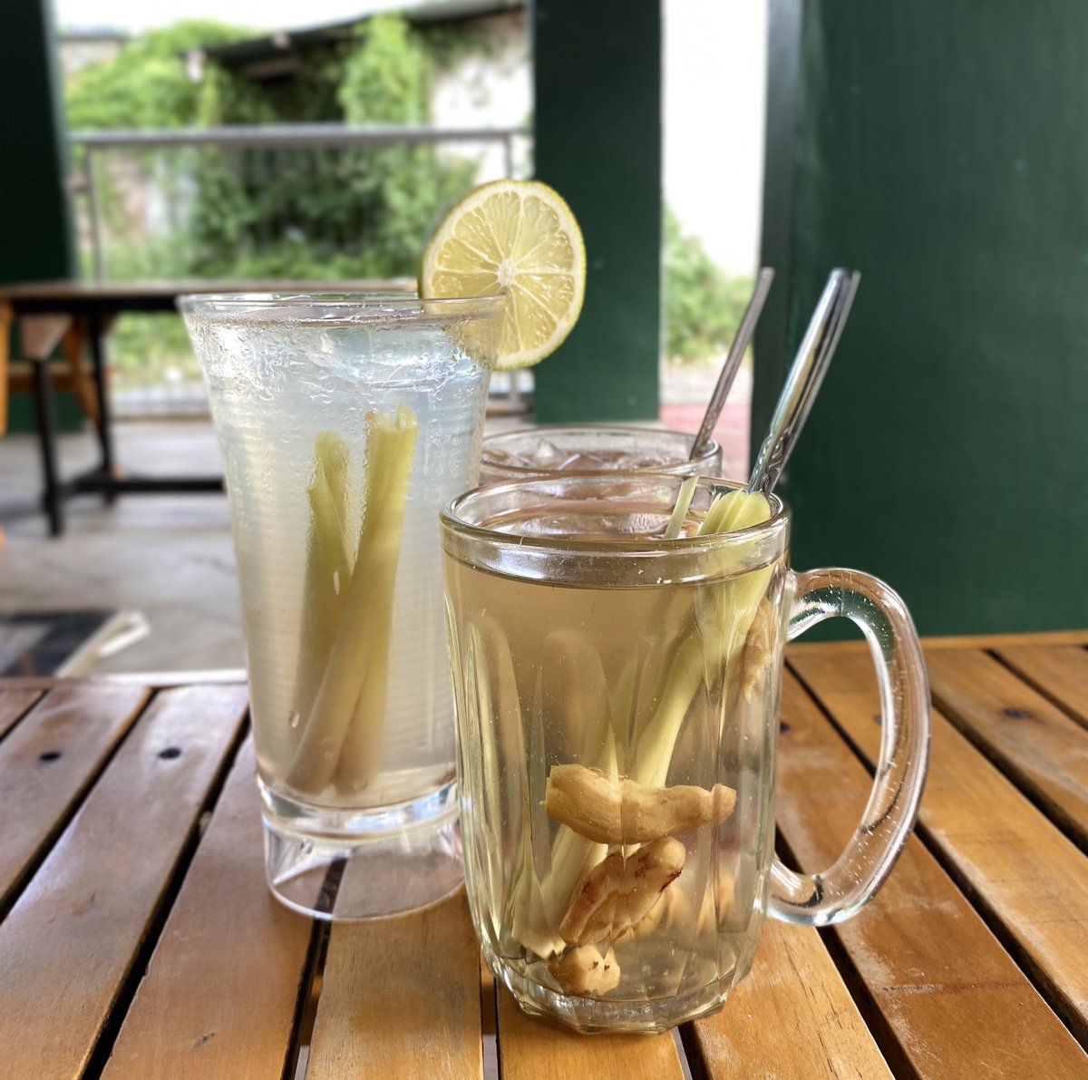 jajananaceh's tweet photo. Suasananya juga sangat nyaman dan ramah, cocok untuk bersantai sambil menikmati makanan lezat. Jangan lupa cicipi minuman tradisional seperti Wedang Jahe Sereh atau Es Sinom sebagai penutup yang sempurna. #rekomendasijajananaceh https://t.co/lMtgBLgI1P