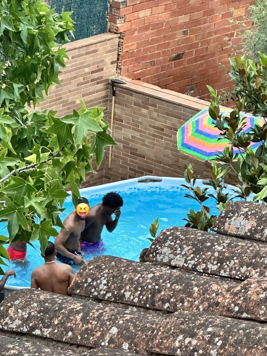 dspuig's tweet photo. Estem de sequera a tope, estat d excepcionalitat, excepte si ets okupa, que llavors tens aigua infinita i gratis a Sant Quirze , carrer Santiago Rusiñol 52 @ajsantquirze @gencat @mossos https://t.co/xPfP5l5n8v