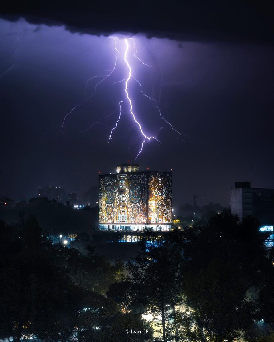 angel_mg44's tweet photo. Una espectacular imagen de la biblioteca central de Ciudad Universitaria. https://t.co/jDOuU6d9SK