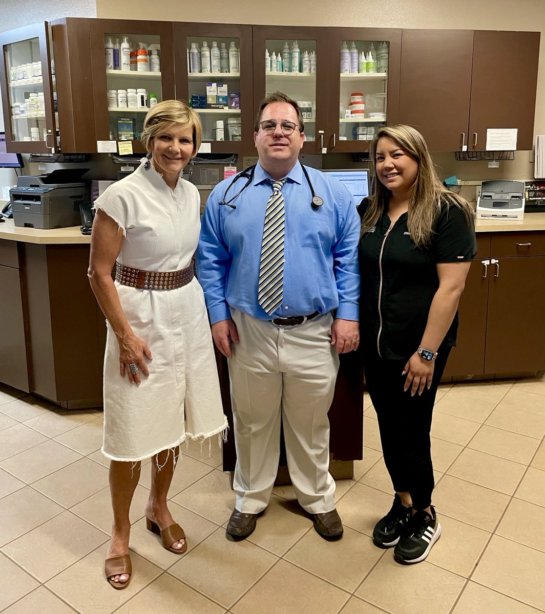 AVMA Ambassador Dr. Travis McDermott hosted @RepSusieLee last week at the Durango Animal Hospital in Nevada. During the visit, Congresswoman Lee and Dr. McDermott talked about how Congress can help protect, promote, and advance the veterinary profession!