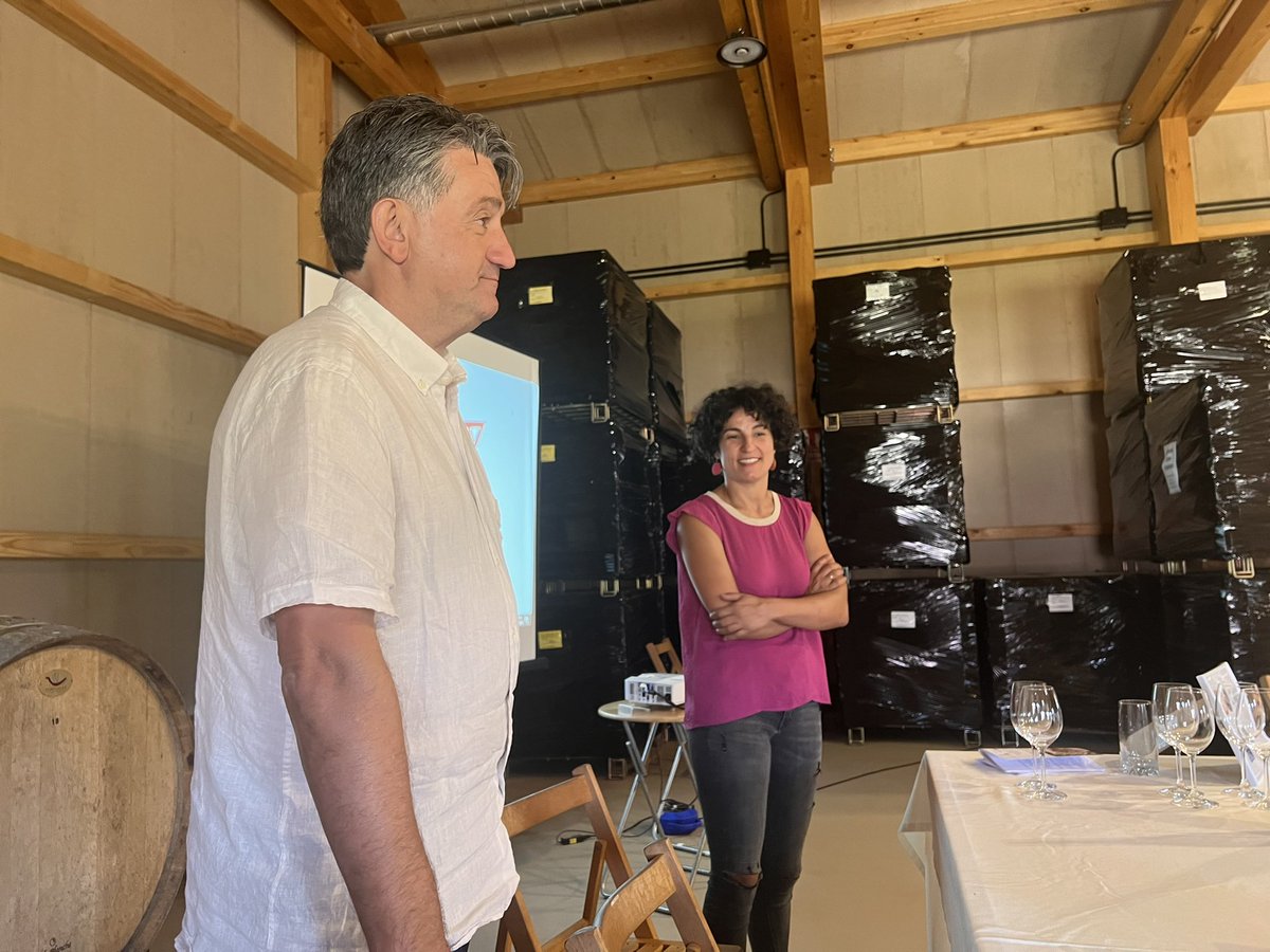 mariacadaval's tweet photo. Adriana Vilanova Picón guía a cata de albariños de elaboracións especiais de distintas adegas do Val do Salnés da D.O Rías Baixas no Curso de verán da @UniversidadeUSC o Mundo dos Viños Galegos Adegas Terra de Asorei https://t.co/SgrZa8TXqB