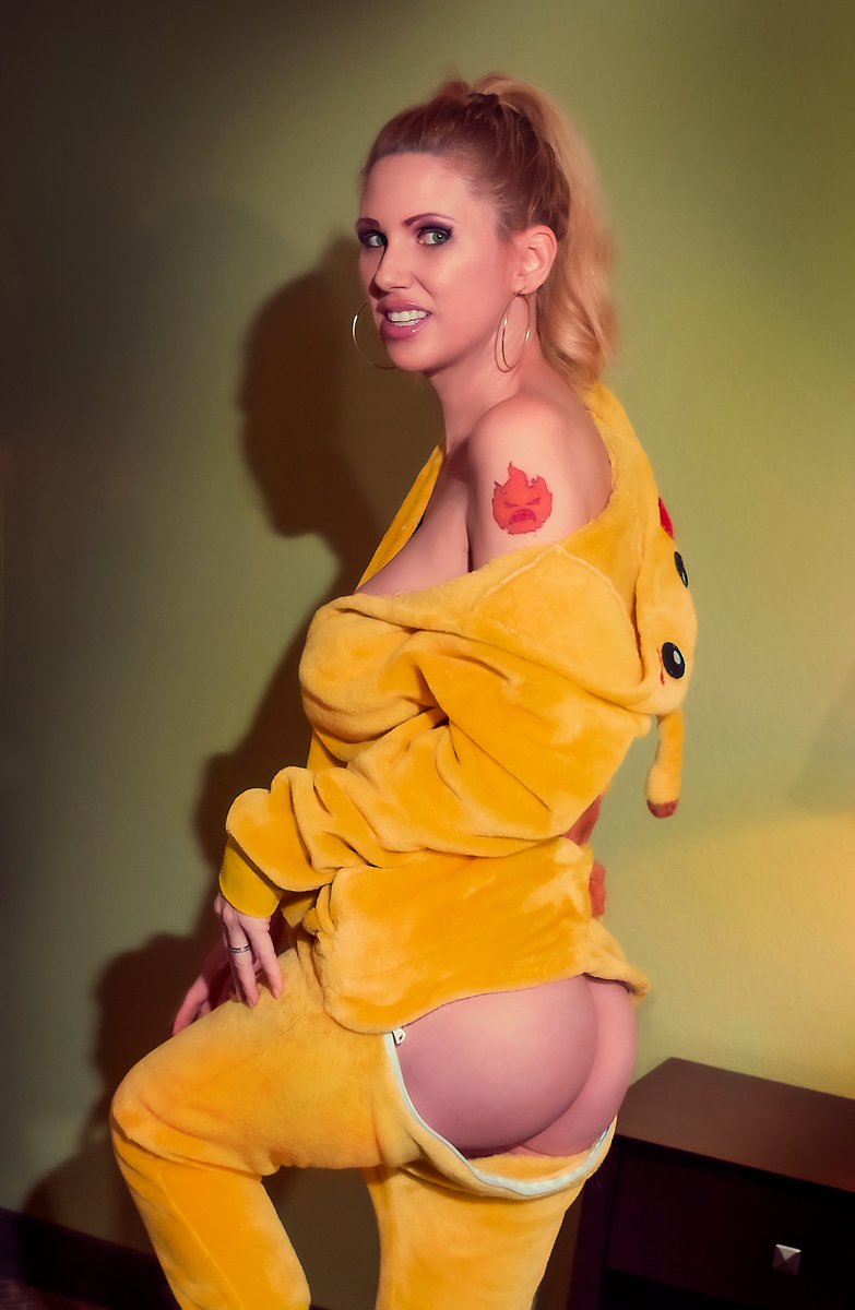 Firebitch 3 is almost done printing!!!!!! Ahh!!!!

#Cosplay #Cosplayer #Cosplayergirl #booty #Pikachu #pokemon #comicbooks #comicbookwriter